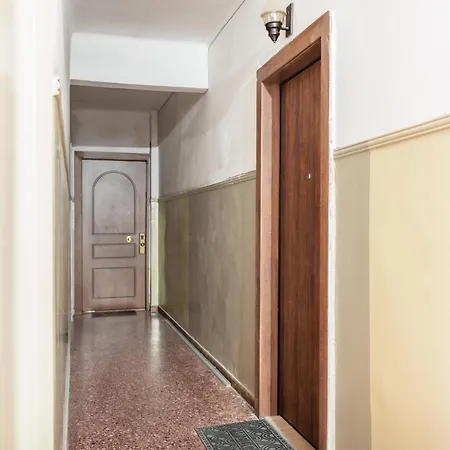 F & B Collection - Metro Urban Apartment *