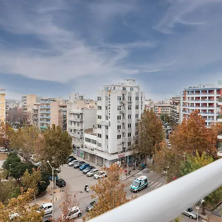 F & B Collection - Metro Urban Apartment