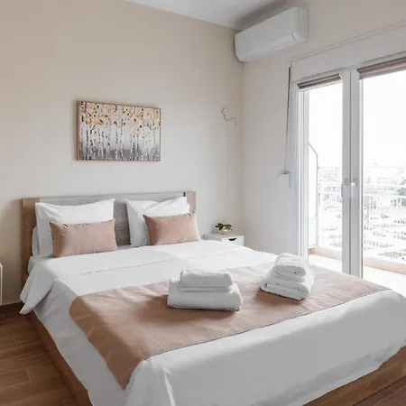 F & B Collection - Metro Urban Apartment *