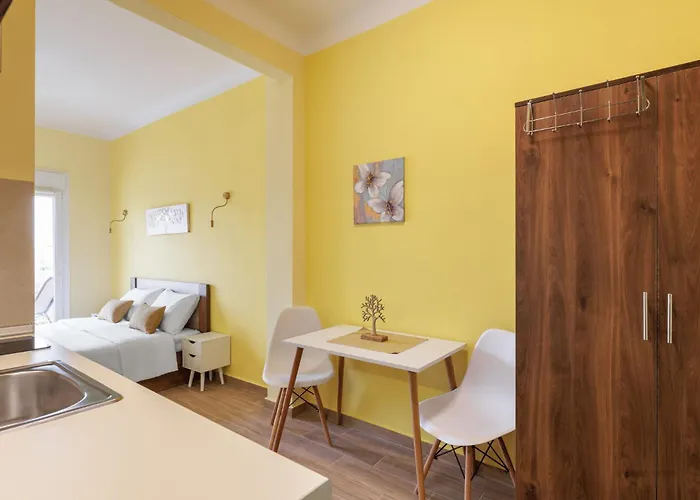 F & B Collection - Metro Urban Apartment